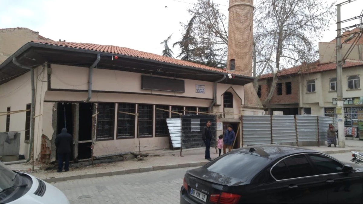 Tarihi Bolvadin Alaca Camii Bakıma Alındı