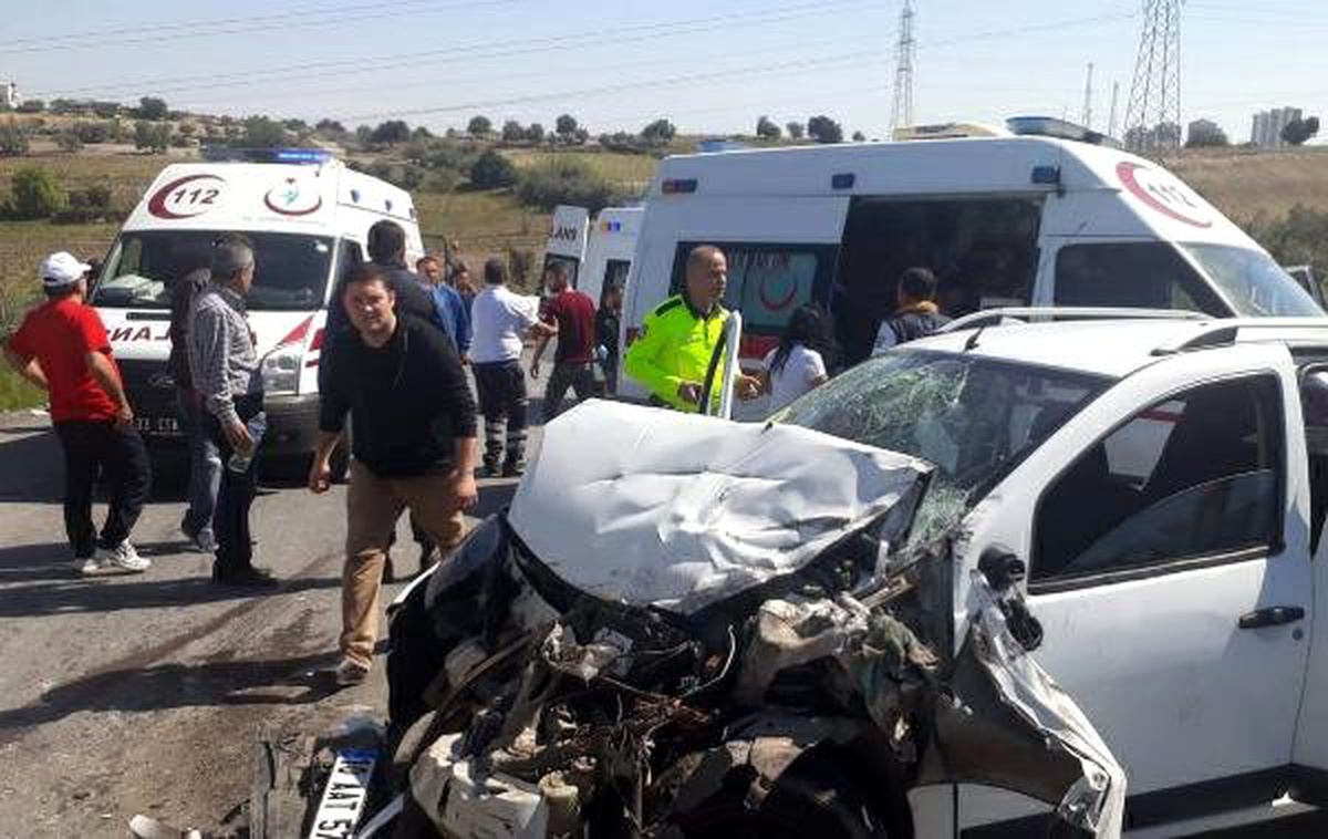 Tarsus\'ta Kamyona Arkadan Çarpan Otomobildeki 4 Kişi Yaralandı