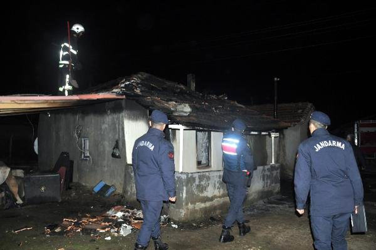 Tekirdağ\'da Aynı Gece 2 Ev Yandı; Ev Sahibi İş Makinesiyle Evini Yıktırdı