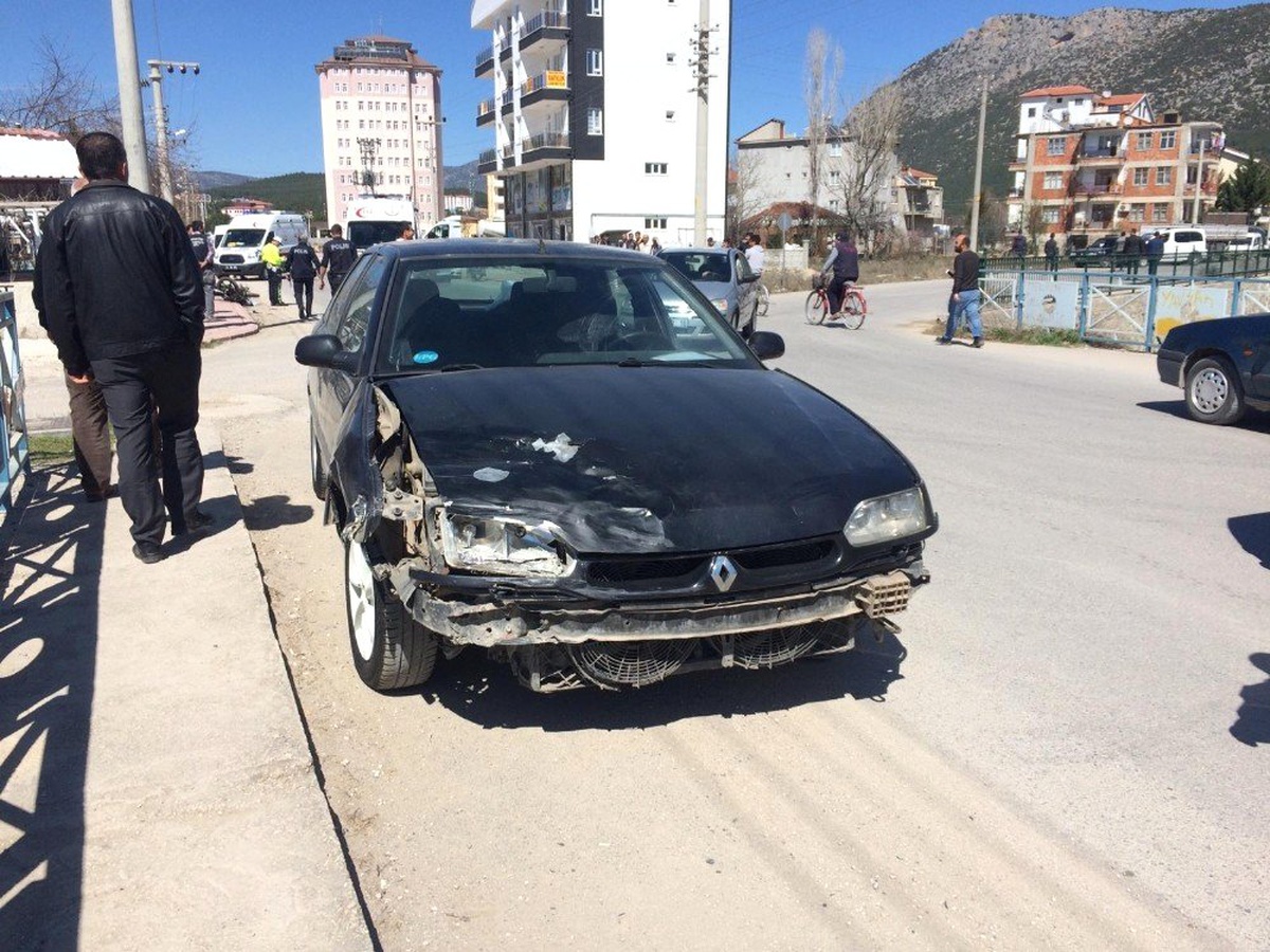 Trafikten Men Edilen Araçla Kaza Yaptı: 2 Yaralı
