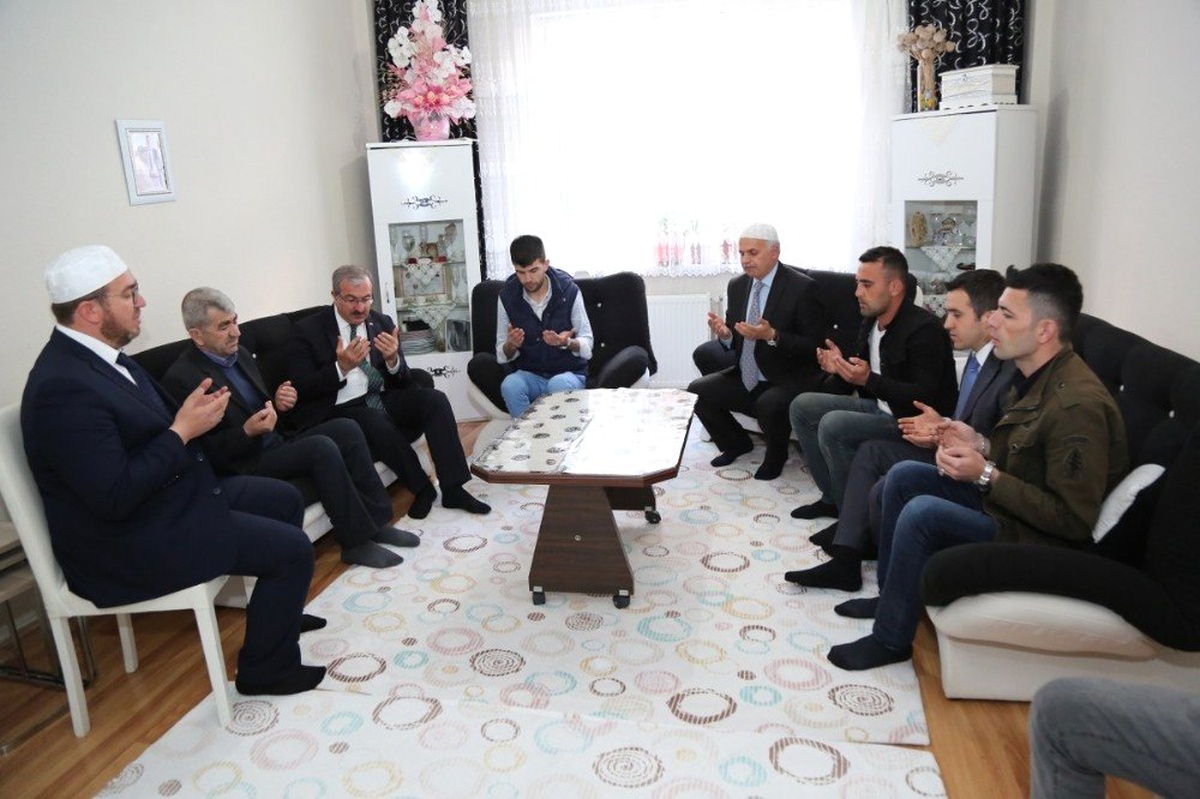 Vali, Şehit Yaşar Çakır\'ın Ailesini Ziyaret Etti
