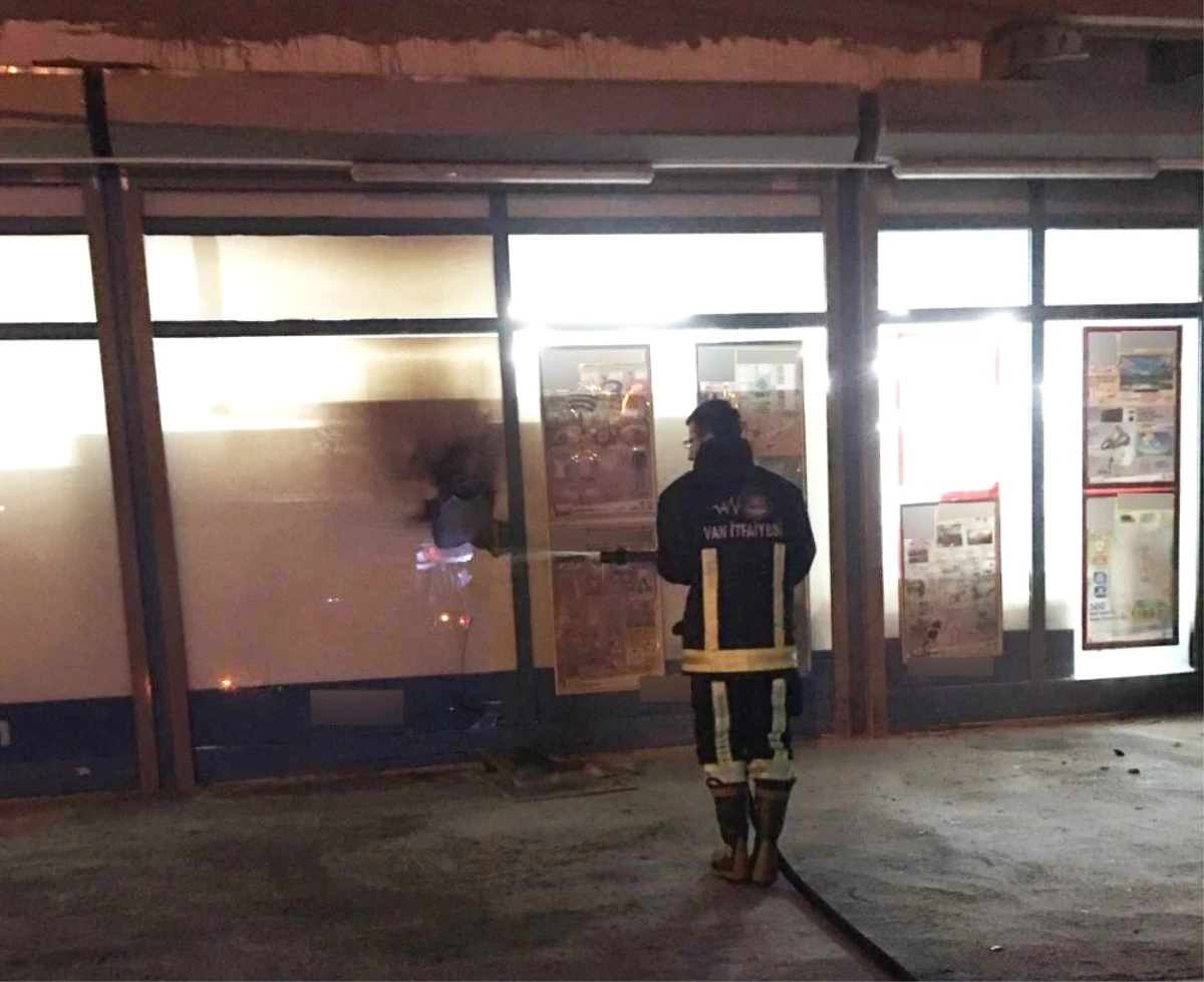 Van\'da Bir Markete Molotoflu ve Ses Bombalı Saldırı