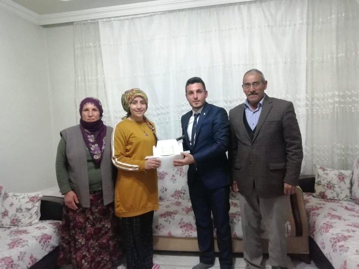 Yazıhan\'da Genç Seçmenlere \'Doğum Günü\' Sürprizi