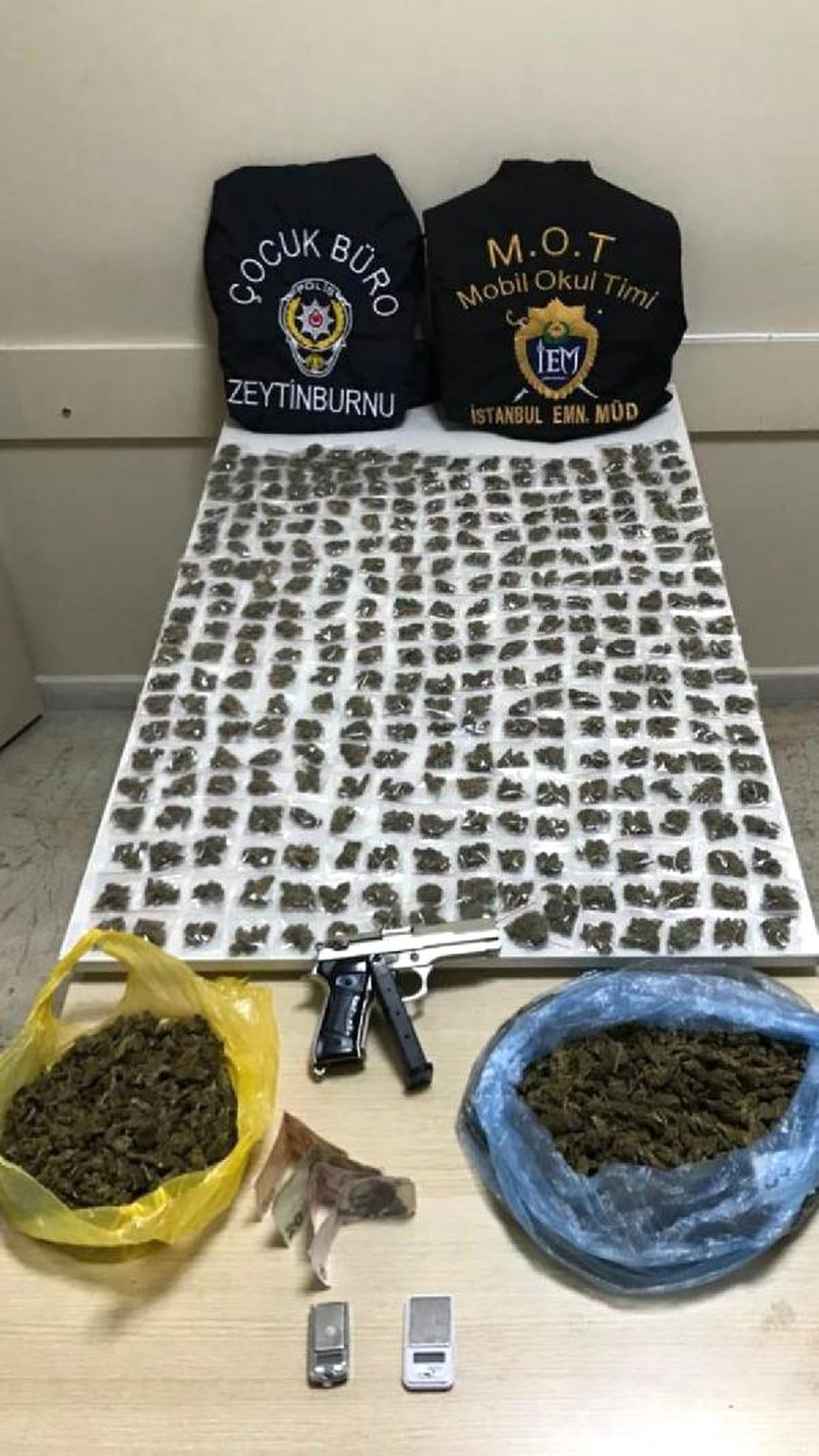 Zeytinburnu\'nda Uyuşturucu Operasyonu: 5 Gözaltı
