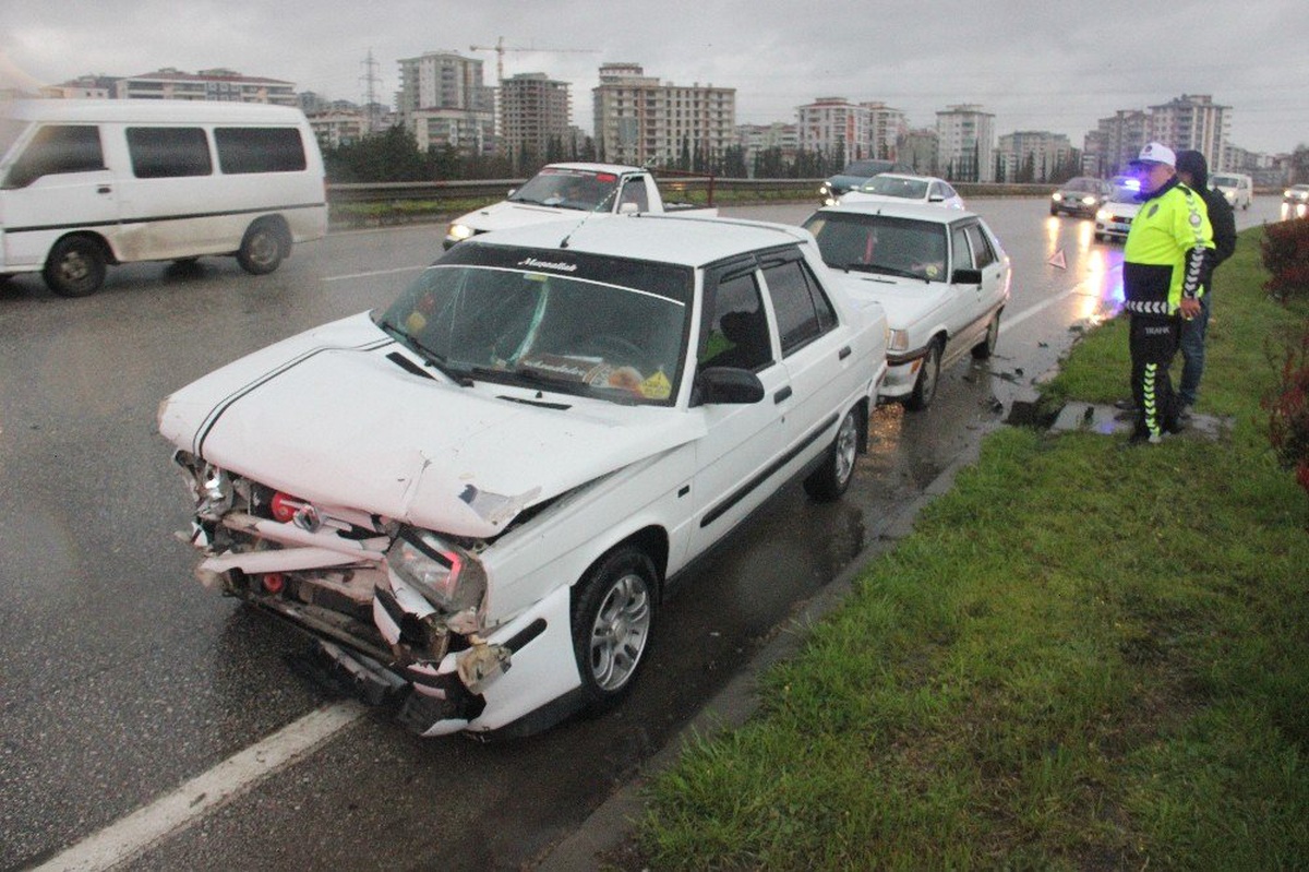 Zincirleme Trafik Kazasında 4 Otomobil Birbirine Girdi