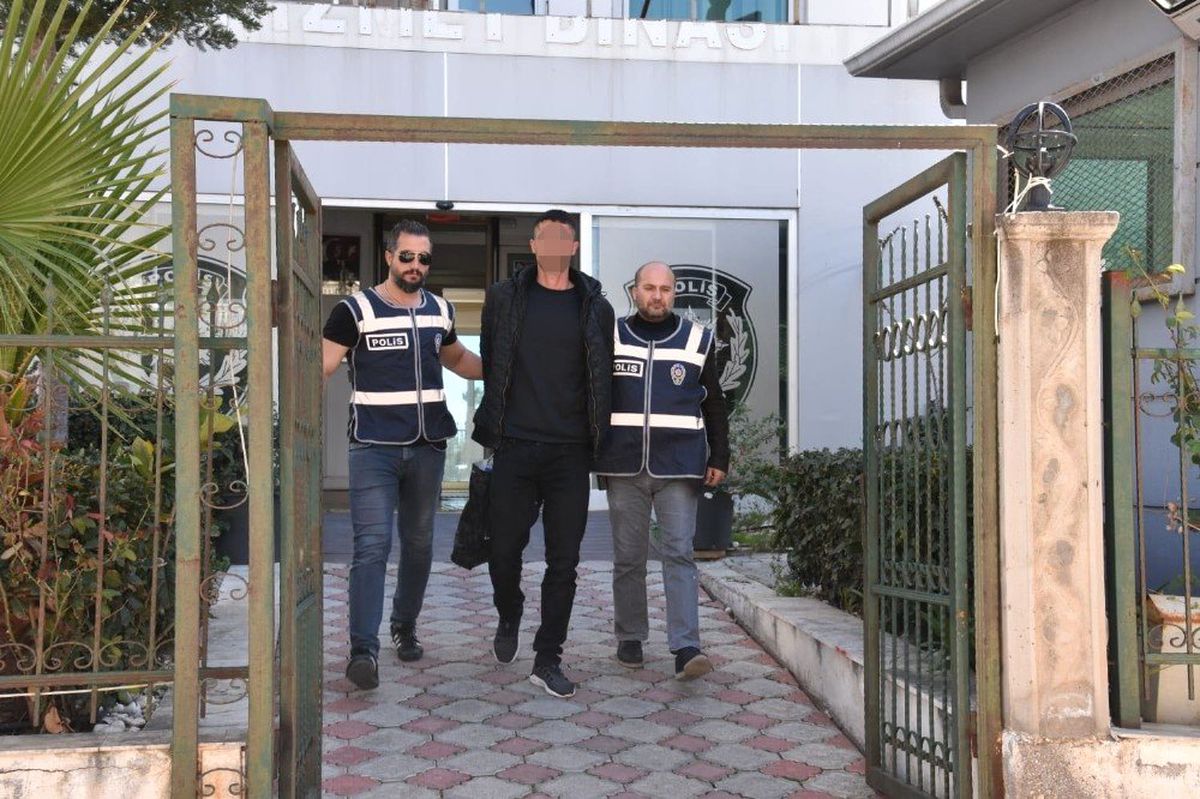 Antalya\'da Polisleri Bıçakla Yaralayan Saldırgan Yakalandı