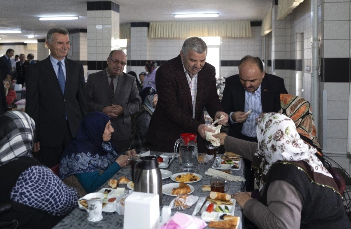 Başkan Çelik, Yaşlılara Saygı Haftası\'nda Huzurevi\'ndeki Yaşlılarımızla Bir Araya Geldi