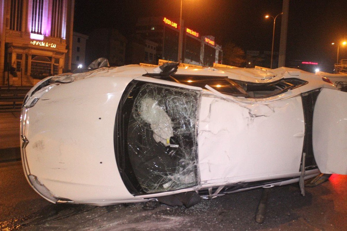 Beylikdüzü E-5\'te Otomobil Takla Attı: 1 Yaralı