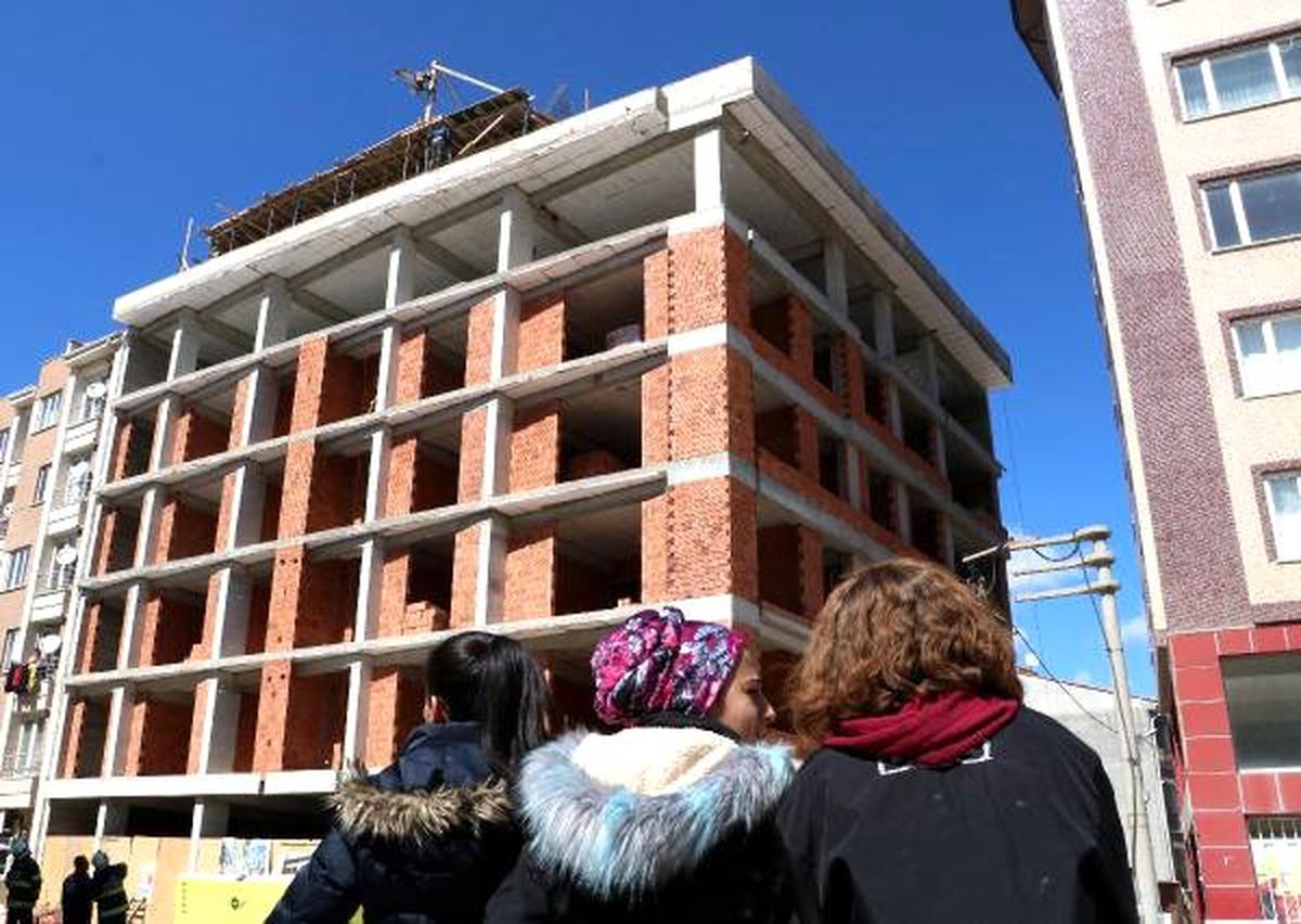 Çatıya Çıkan Simitçiyi Polis İntihardan Vazgeçirdi