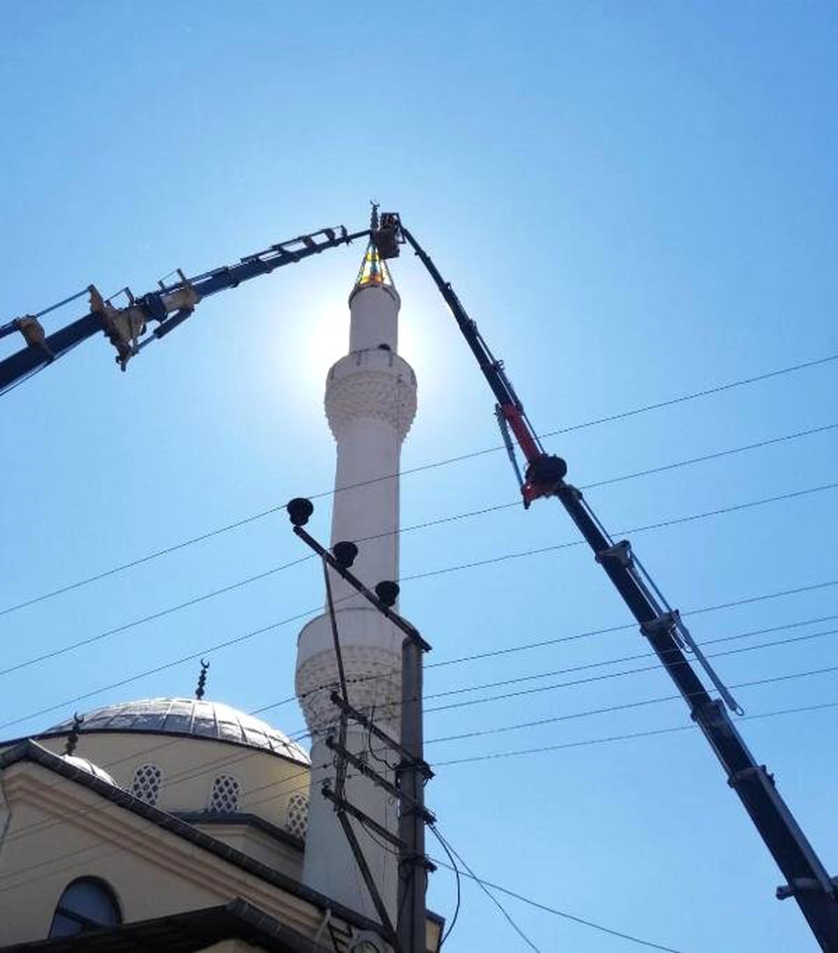 Depremde Hasar Gören Minarenin Külahı Söküldü
