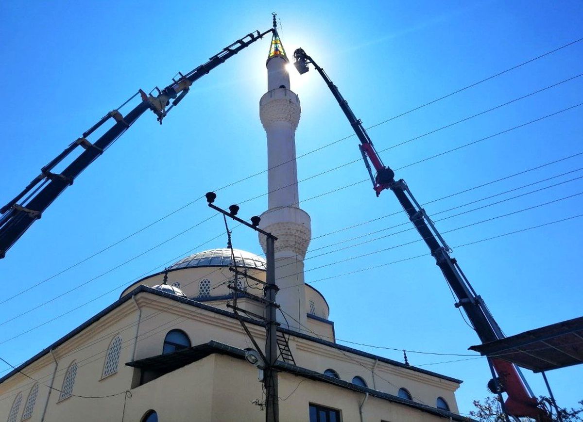 Depremde Zarar Gören Minareyi İtfaiye İndirdi