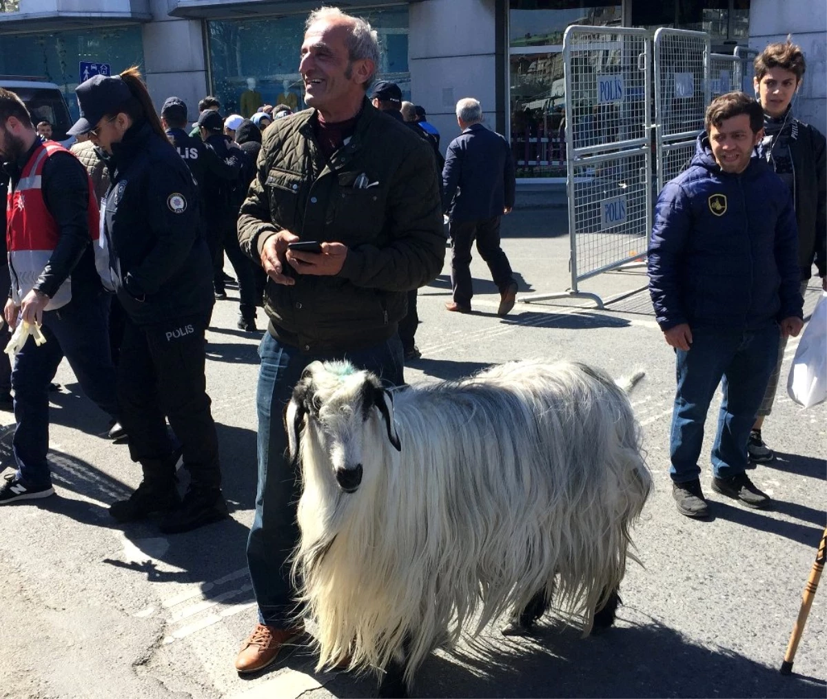 Dev Mitinge Keçisiyle Geldi