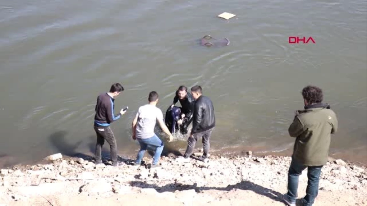 Edirne Fotoğraf Çektirirken, Meriç Nehri\'ne Düştü