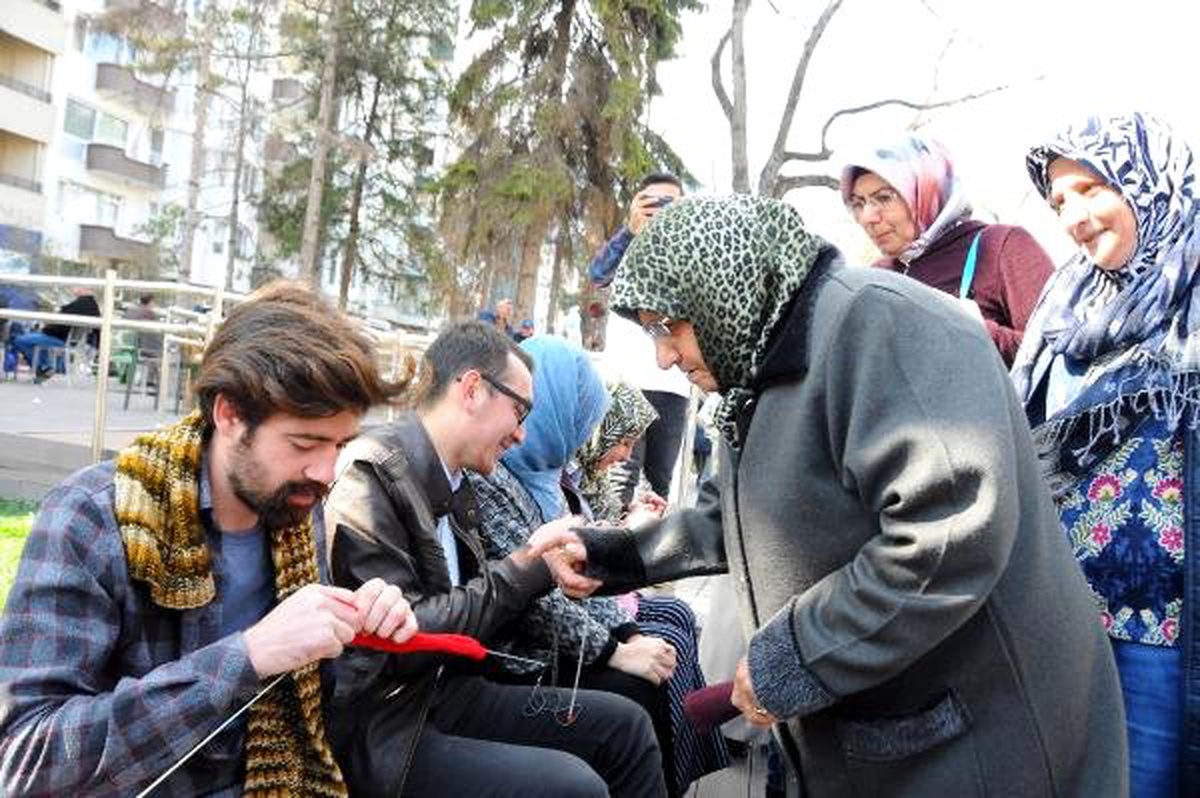 Erkek Üniversite Öğrencileri, Köy Çocukları İçin Atkı ve Bere Ördü