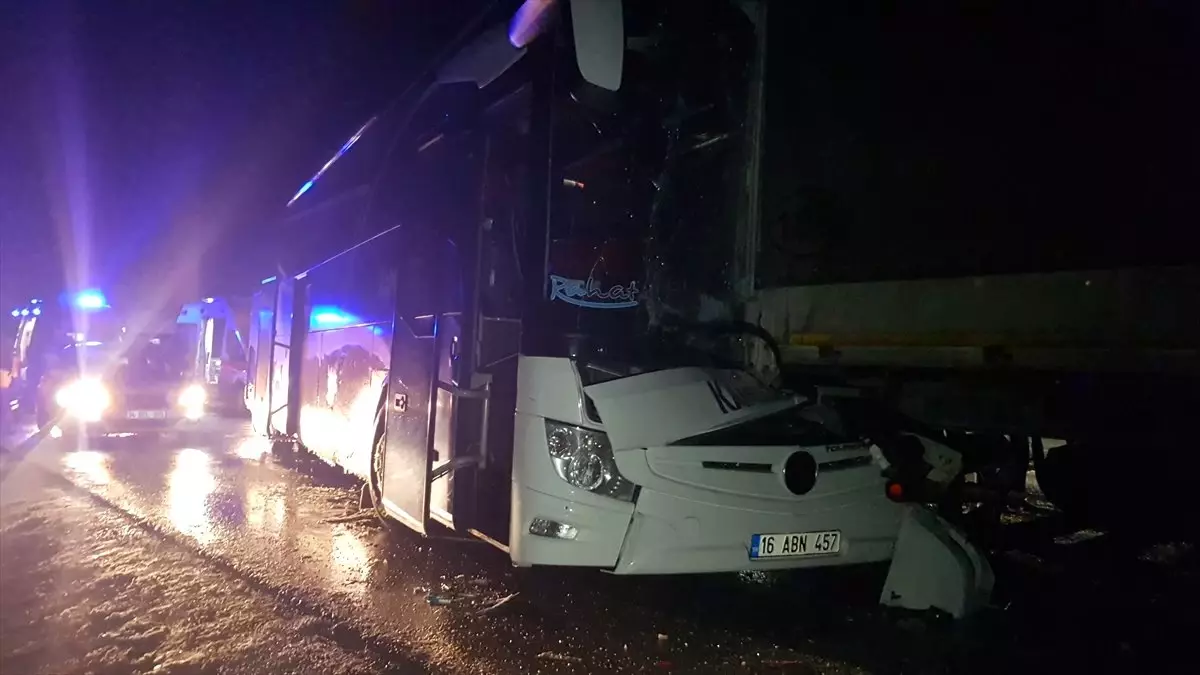 Erzincan\'da Trafik Kazası: 11 Yaralı