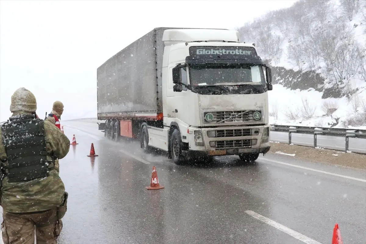 Erzincan\'da Ulaşıma Kar ve Tipi Engeli