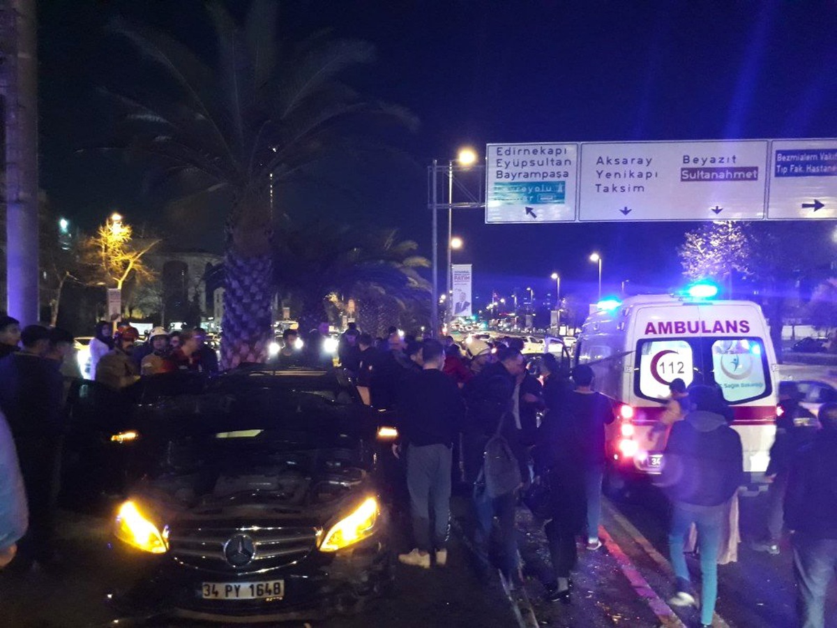 Fatih\'de Trafik Kazası... 5 Kişi Yaralandı
