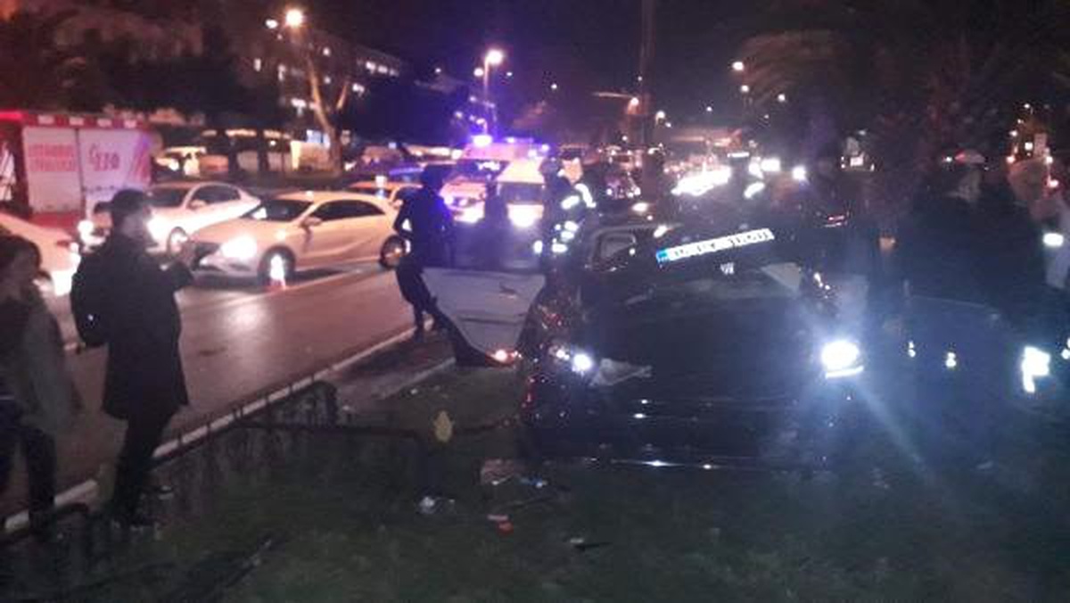 Fatih\'te Makas Atan Bir Otomobil İki Otomobile Kaza Yaptırdı: 1\'i Çocuk 5 Yaralı