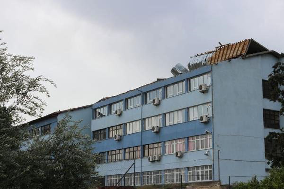 Fırtına Okulun Çatısını Uçurdu
