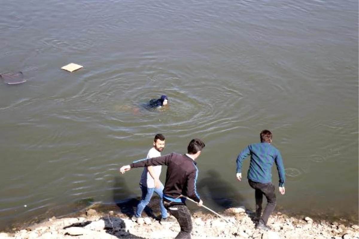 Fotoğraf Çektirirken, Meriç Nehri\'ne Düştü