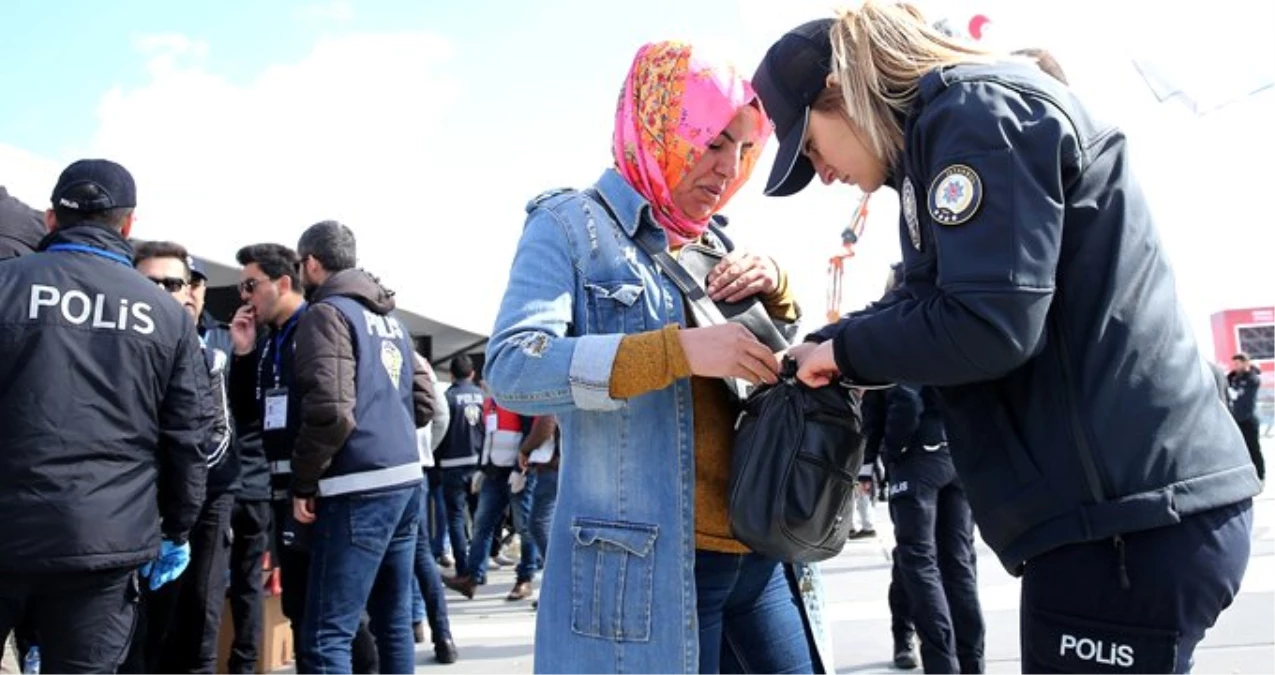 İstanbul\'da Tarihi Gün! Yüz Binler Yenikapı Miting Alanına Akın Ediyor