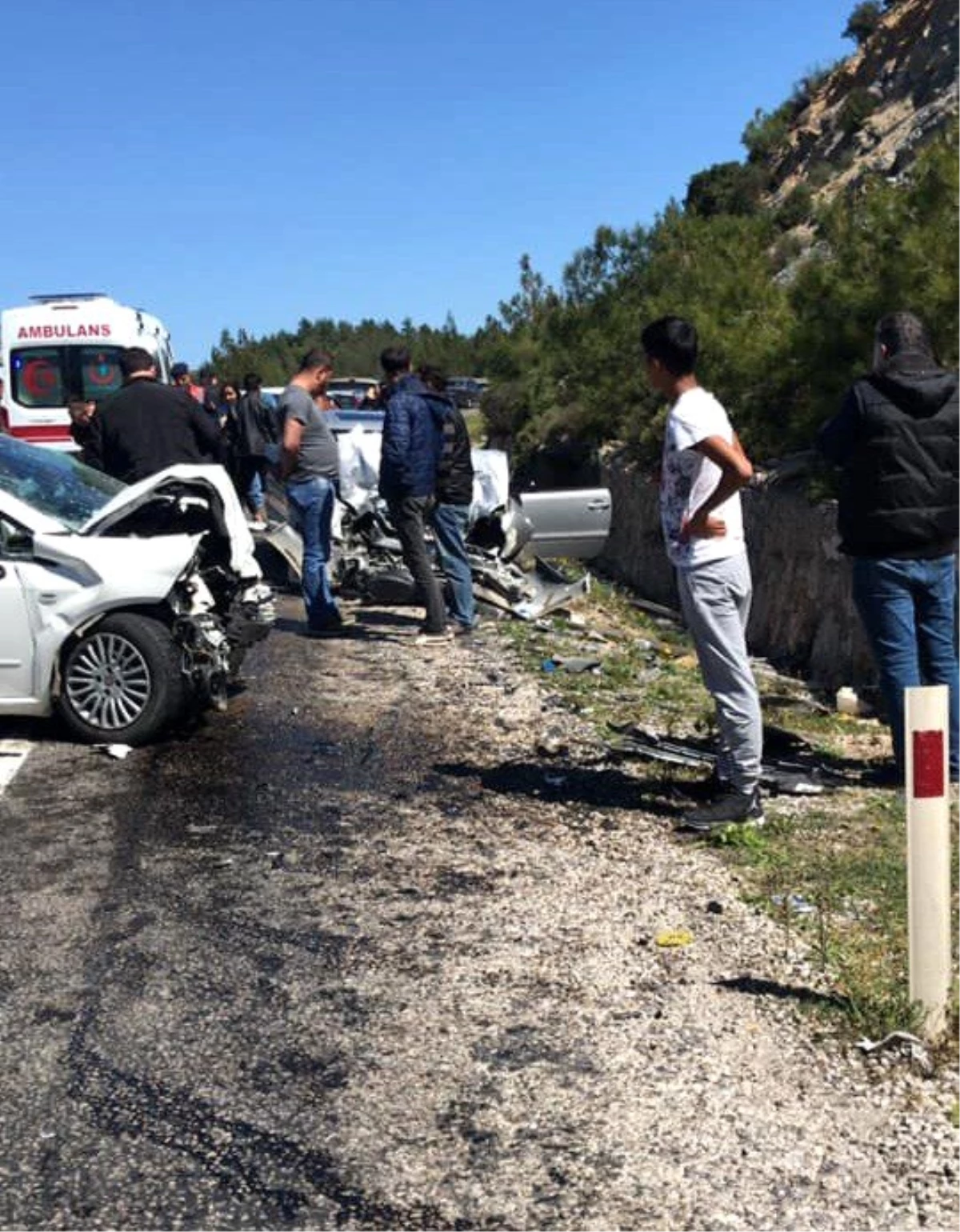 İzmir\'de Feci Kaza: 2 Ölü, 6 Yaralı