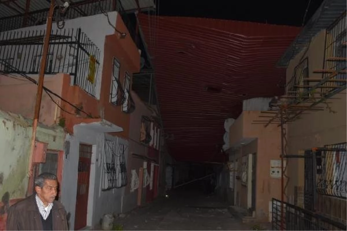 İzmir\'de Fırtına, 5 Katlı Binanın Çatısını Uçurdu