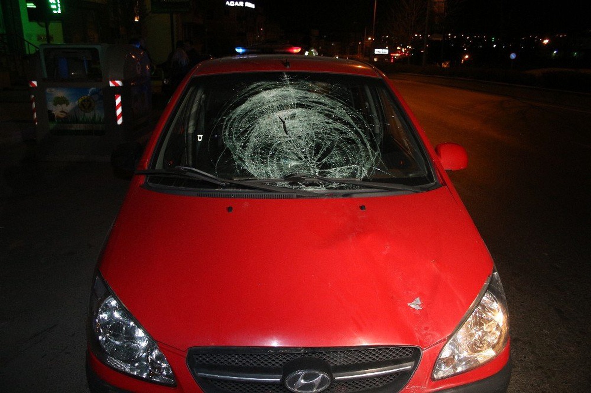 İzmir\'de Otomobilin Yaya Çarptığı Anlar Kamerada