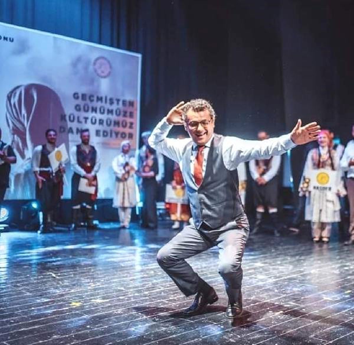 KKTC Başbakanı\'nın \'Halk Oyunları\' Performansı Beğeni Topladı