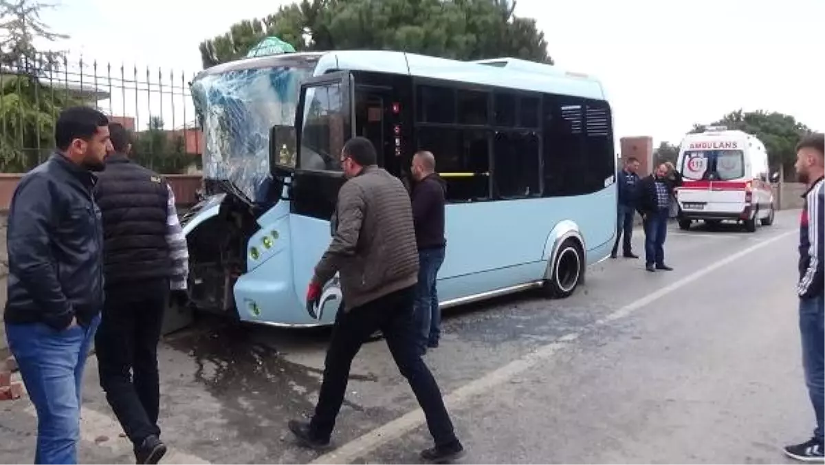 Maltepe\'de Yolcu Minibüsü Duvara Çarptı: 8 Yaralı