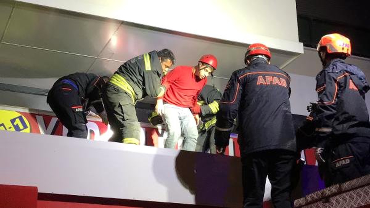 Marketin Asma Tavanı Çöktü: 2 Kişi Yaralandı