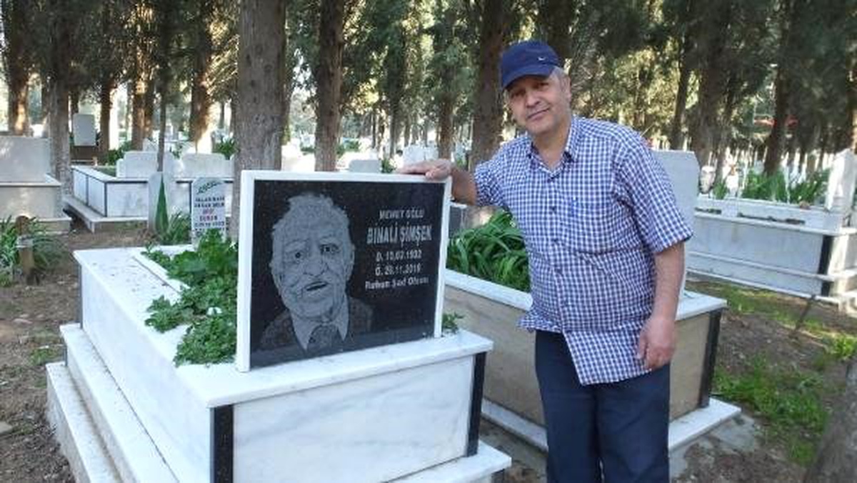 Mezar Taşlarına Resim Yapıyor