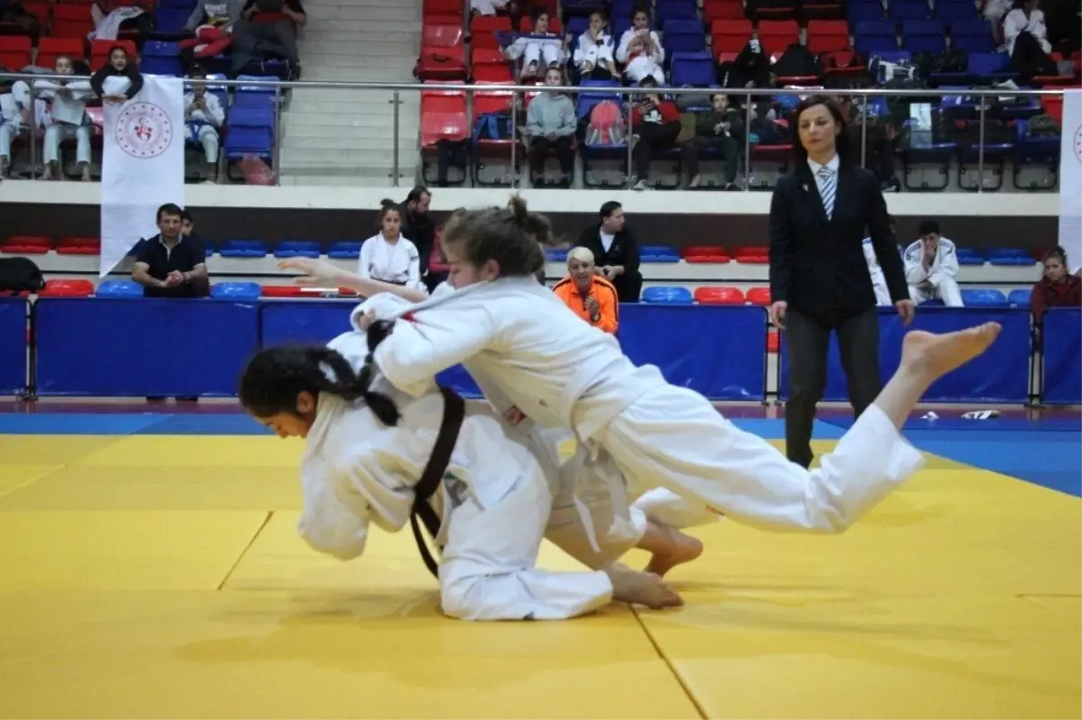 Okul Sporları Judo Yıldızlar Grup Birinciliği\' Karabük\'te Başladı