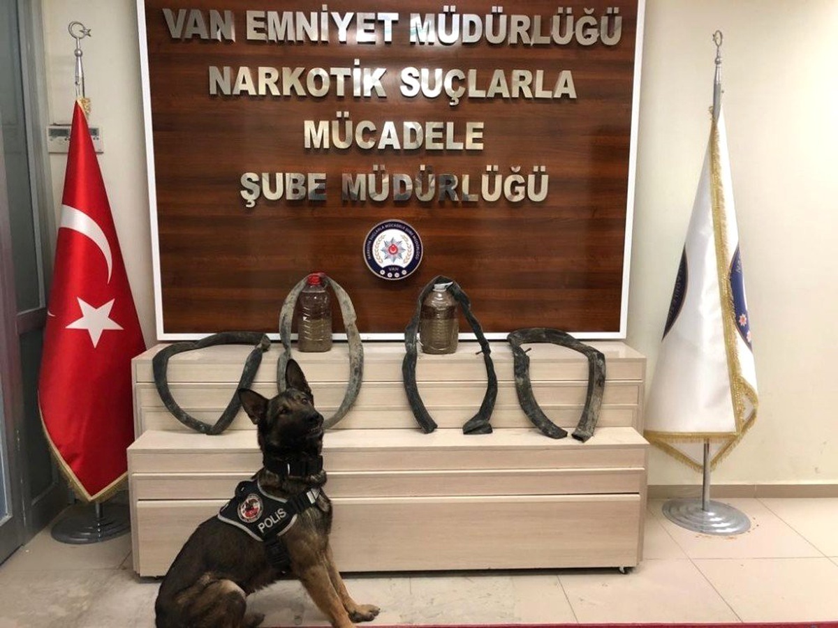 Otomobilin Lastik İçlerine Gizlenen 10 Kilo 250 Gram Sıvı Eroin Ele Geçirildi