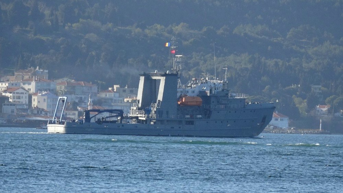 Rumen Mayın Arama Gemisi Çanakkale Boğazı\'ndan Geçti