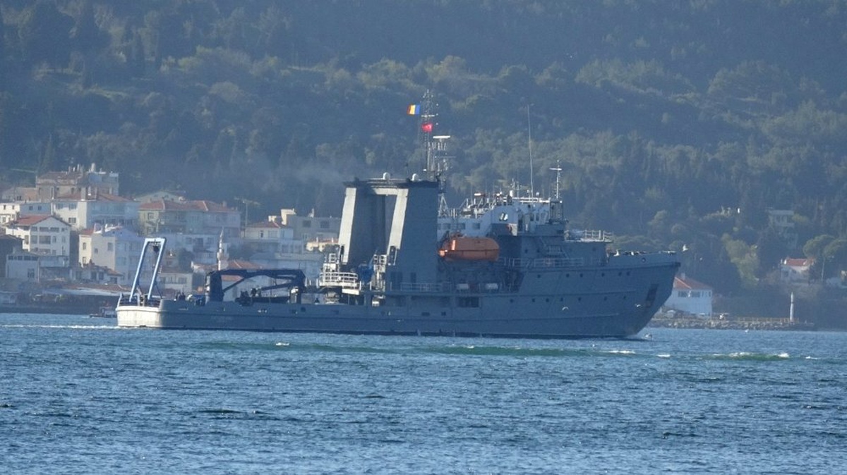 Rumen Mayın Arama Gemisi Çanakkale Boğazı\'ndan Geçti