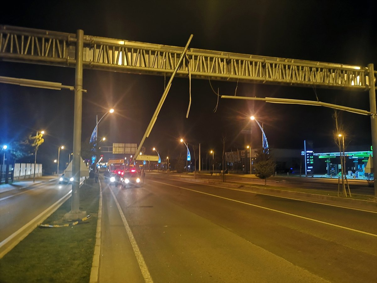 Saman Yüklü Kamyonun Dorsesi Trafik Levhasına Çarptı