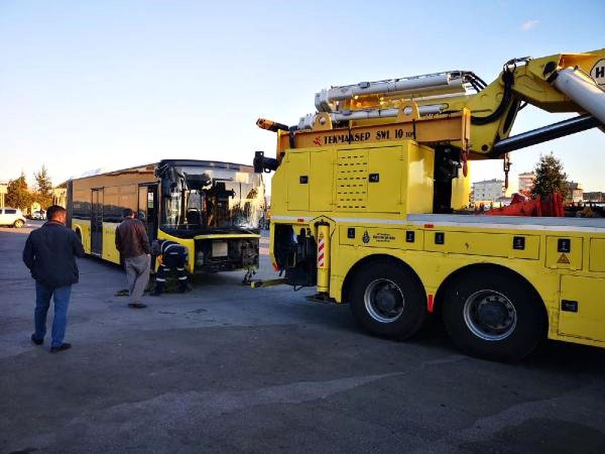 Sancaktepe Tem\'de İett Otobüsü Servis Minibüsüne Çarptı: 4 Yaralı