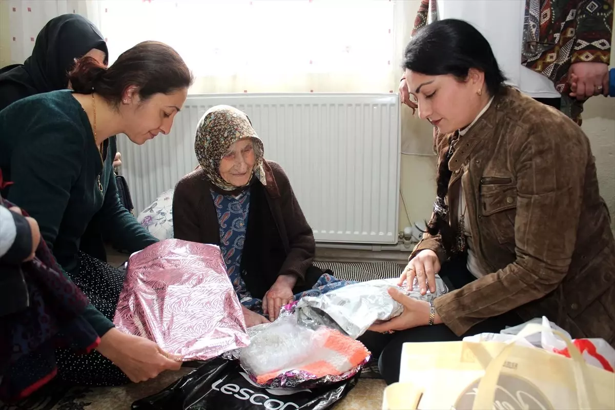 Sıdıka Nineye "Yaşlılar Haftası" Sürprizi