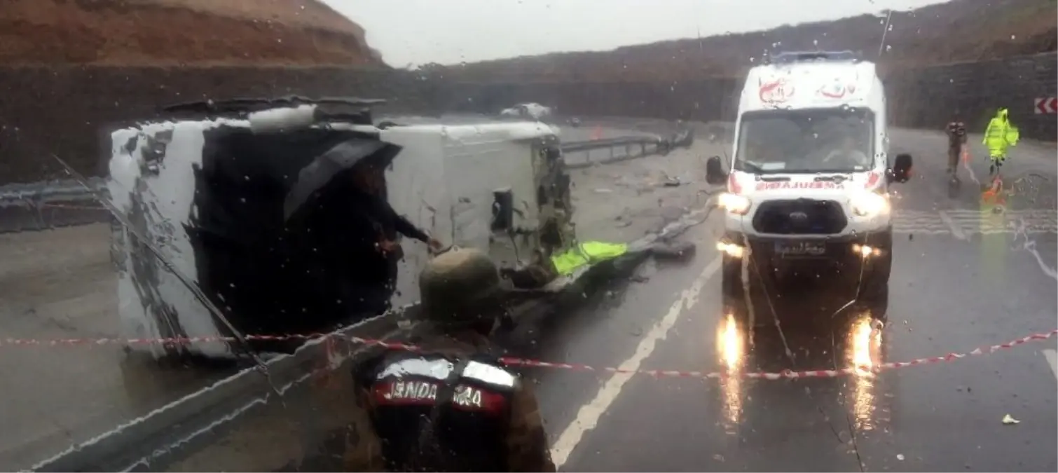 Şırnak\'ta Askeri Araç Devrildi: 1 Şehit 20 Yaralı