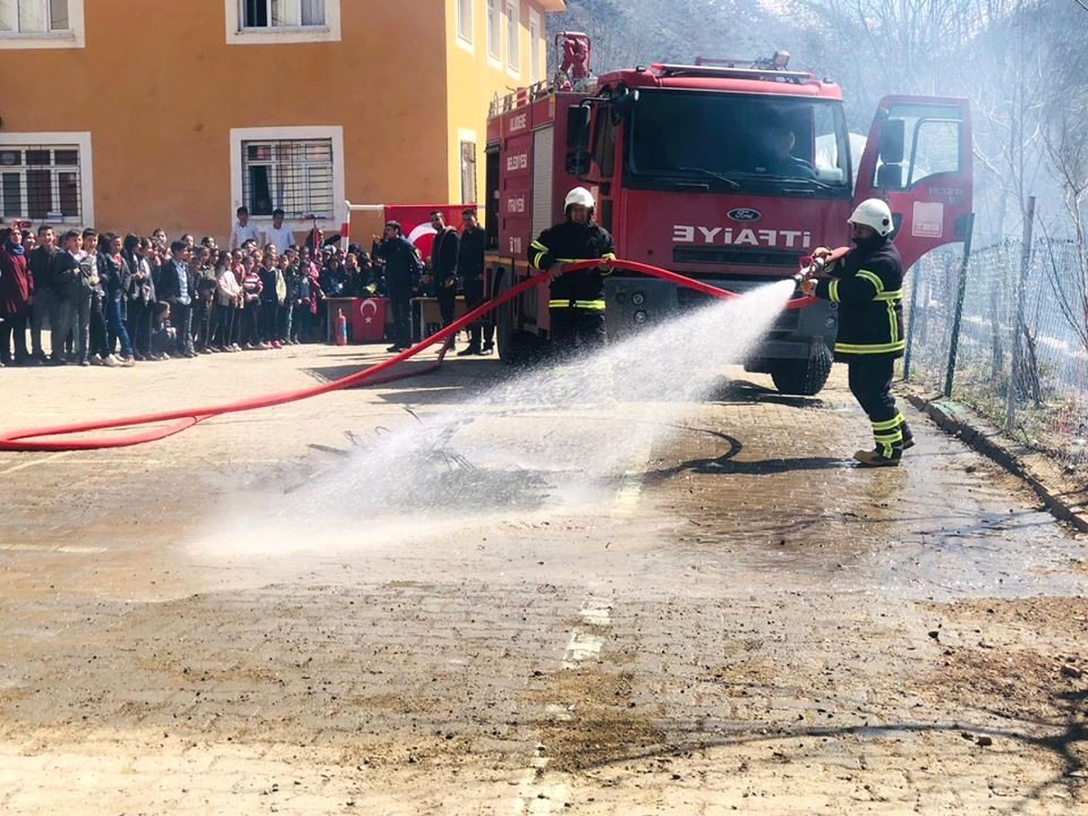 Uludere\'de Öğrencilere Yangın Tatbikatı