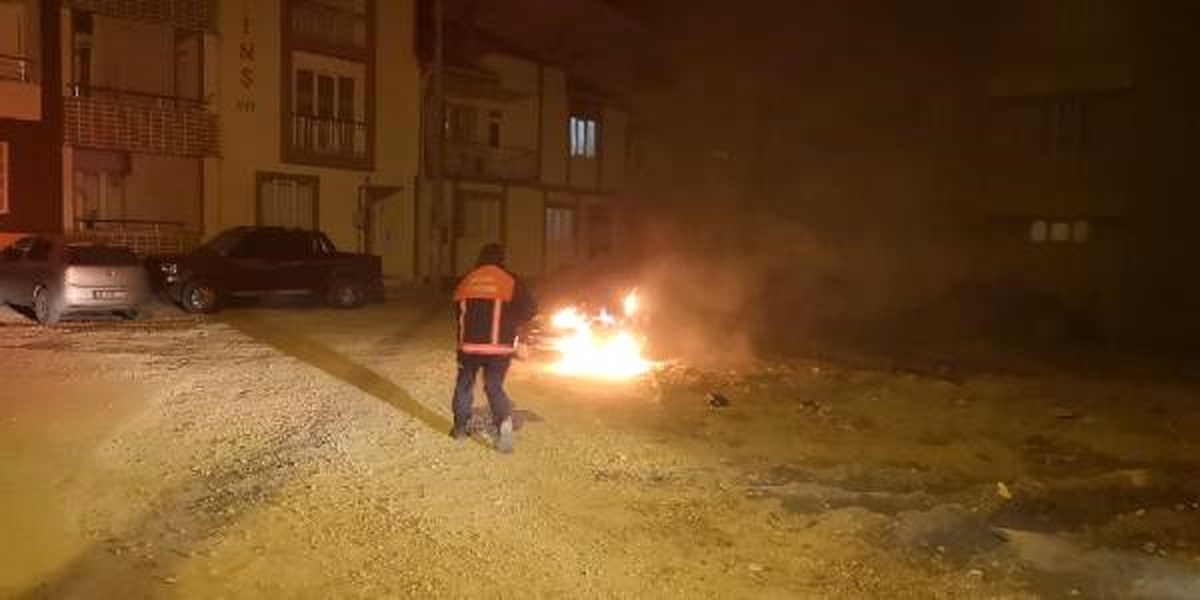 Yangın Çıkan Otomobilin Yanında Boş Benzin Bidonu Bulundu