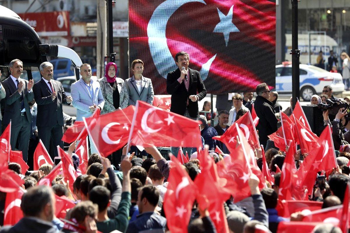 Zeybekci: "Efelenmeye Değil, Efe Gibi Dik Durmaya Geldik"
