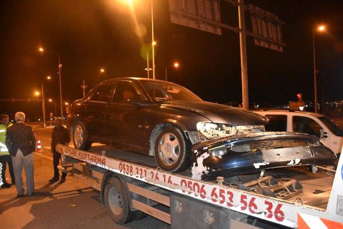 Ambulans ile Otomobil Çarpıştı: 3 Yaralı