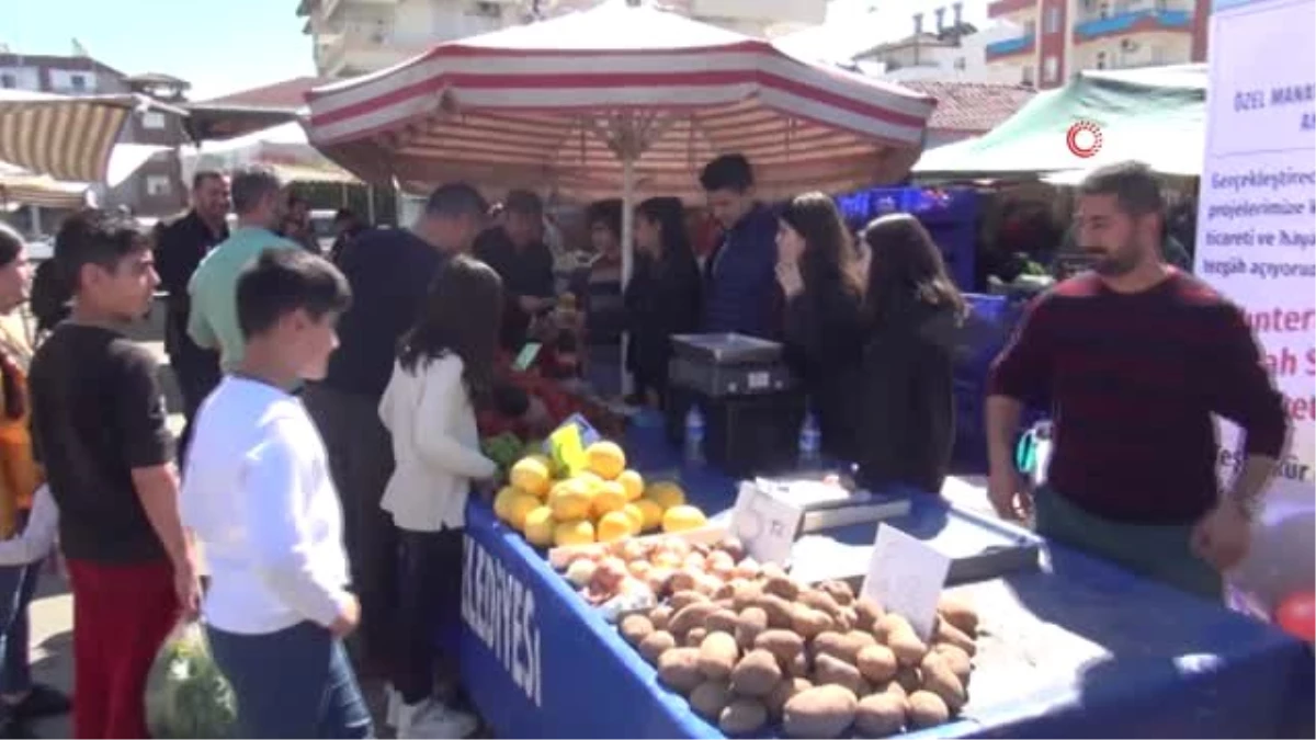 Antalya\'da Öğrenciler Pazarda Tezgah Açarak, 2 Durağa Kitaplık Yaptırdı