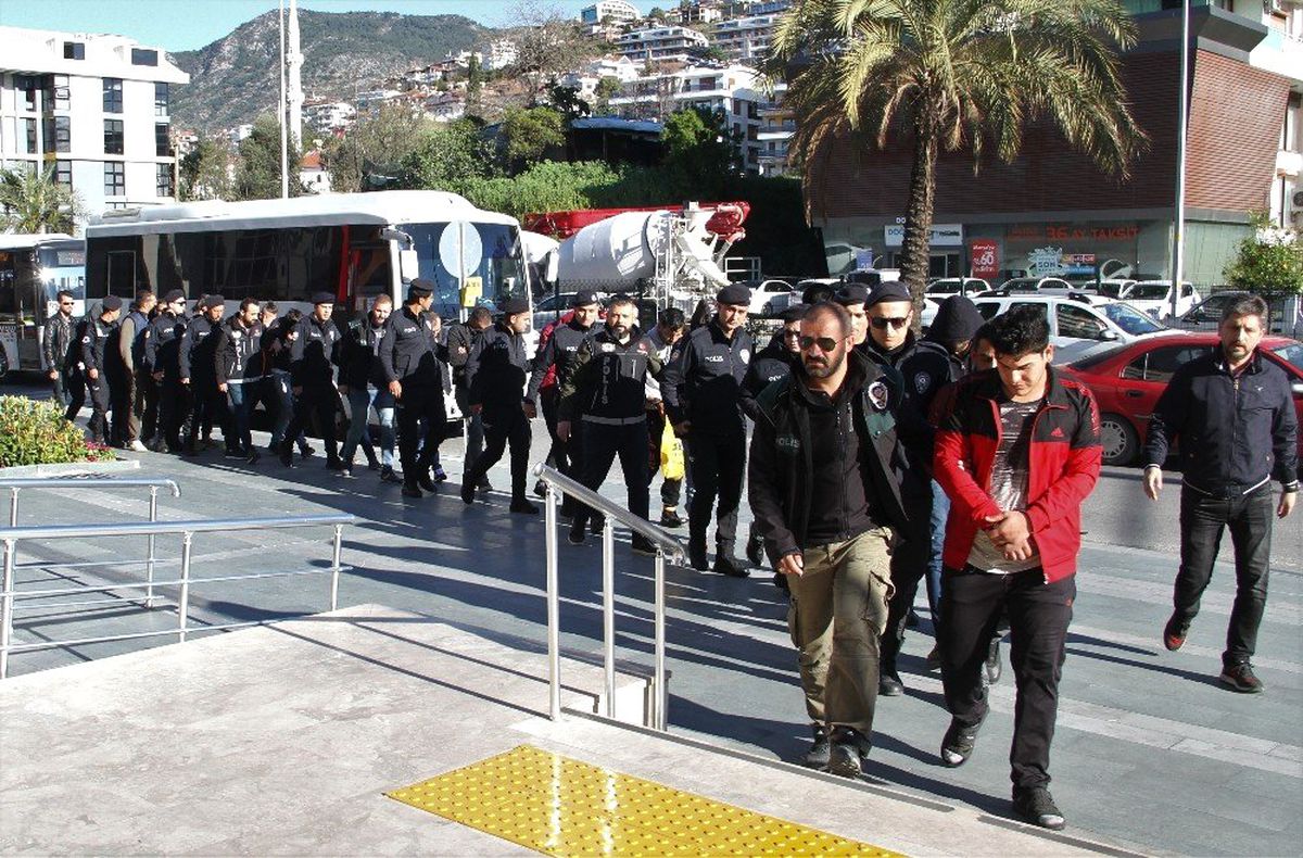 Antalya\'da Torbacı Operasyonu: 16 Tutuklama