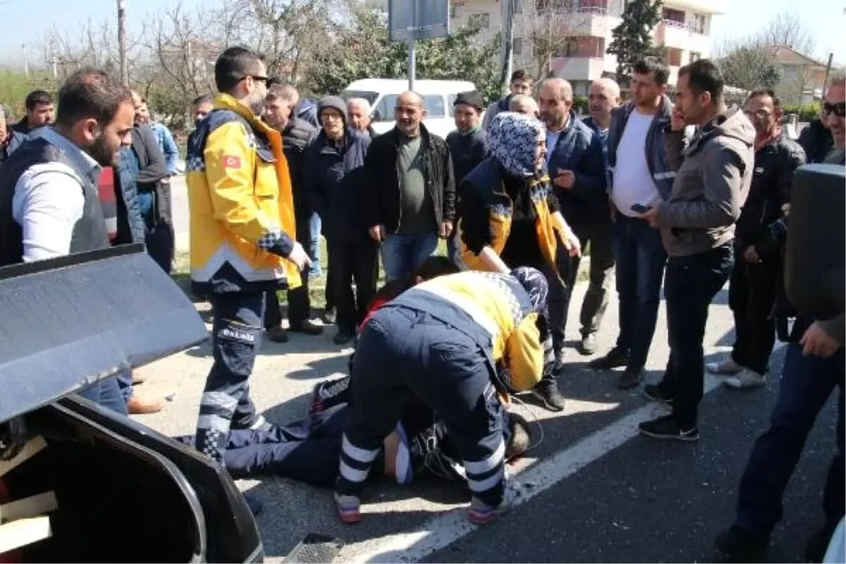 Aydınlatma Direğine Çarpan Otomobilden Yola Fırladı