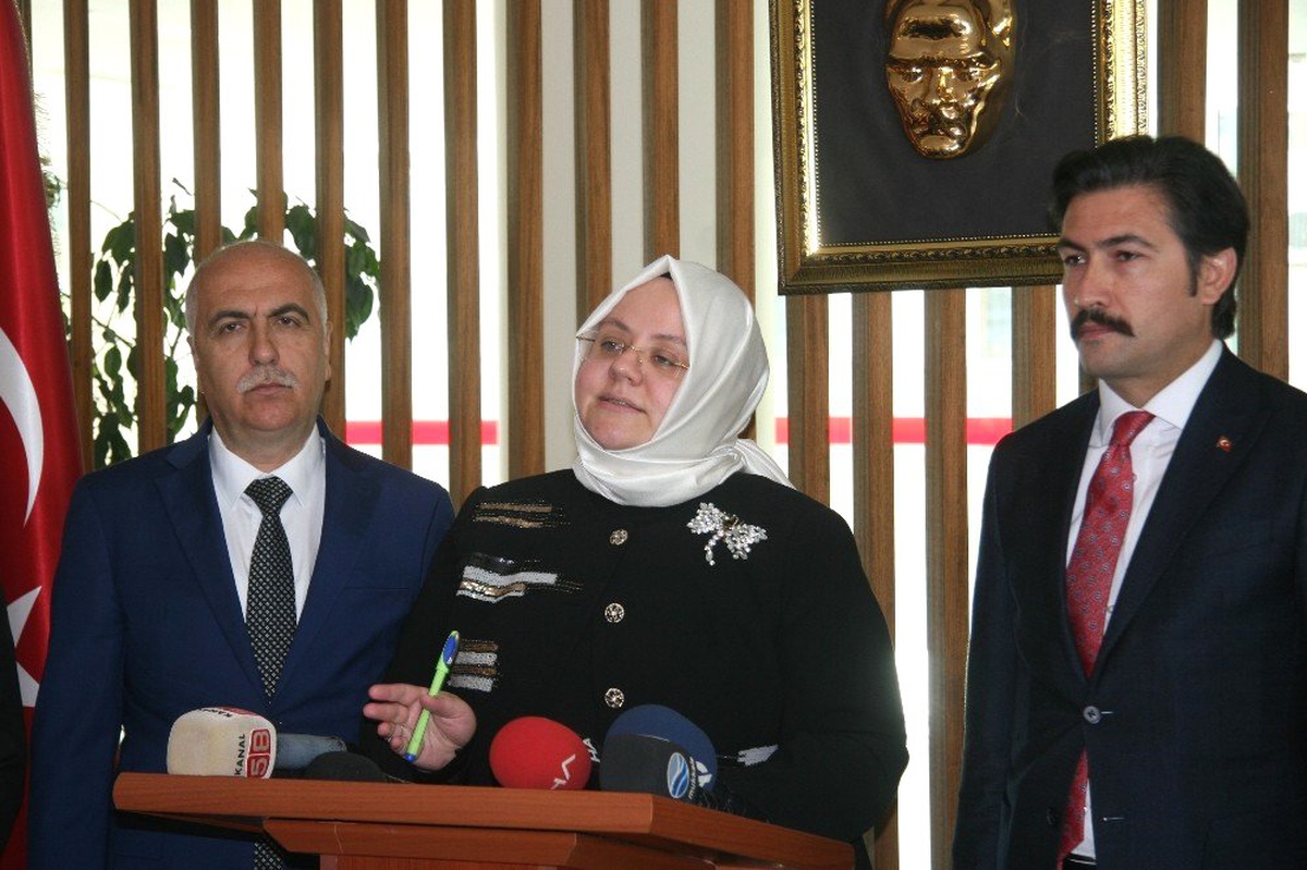 Bakan Selçuk Depremi Valilik Ziyaretinde Hissetti