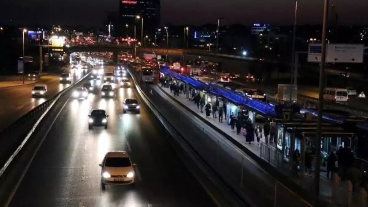 Bakırköy\'de Metrobüs Yayaya Çarptı; 2 Yaralı (2)