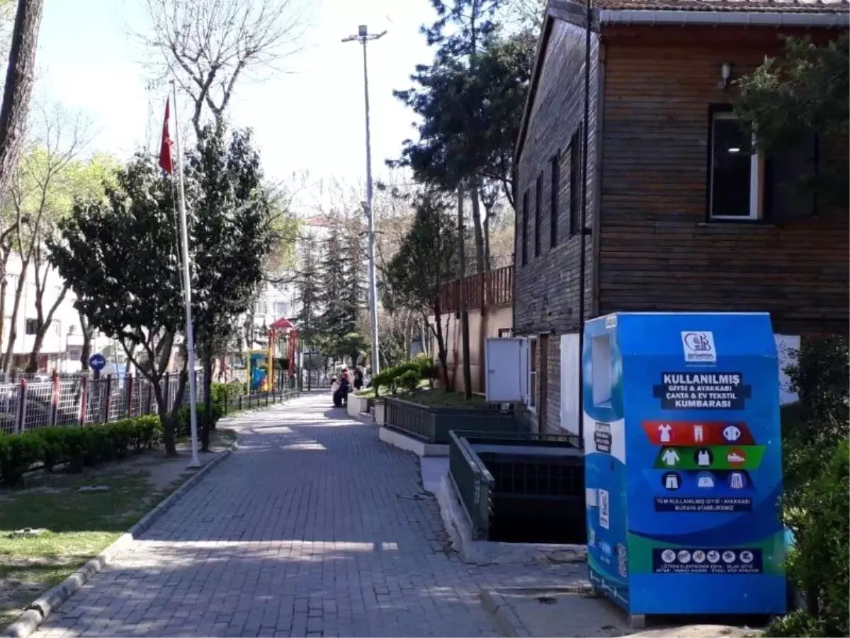 Bayrampaşa\'da Kıyafetler Geri Dönüşüm Kumbaralarında Birikiyor